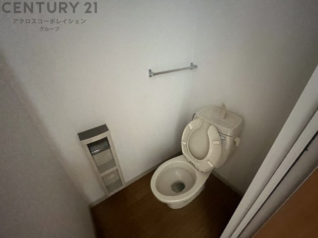 シンプルで掃除のしやすいトイレです♪