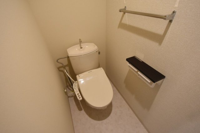 温水洗浄便座付きのトイレです♪