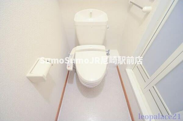 レオパレスクレール猪名寺のトイレ|落ち着いた色調のトイレです
