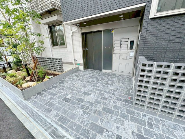 クラシスト三津屋南のエントランス