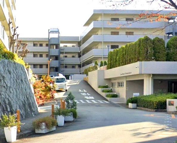 ライオンズマンション西宮高座C棟の駐車場|公園が隣接し、豊かな自然が身近に感じられる立地です

