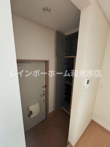 朝霞市三原１丁目のアパートの玄関