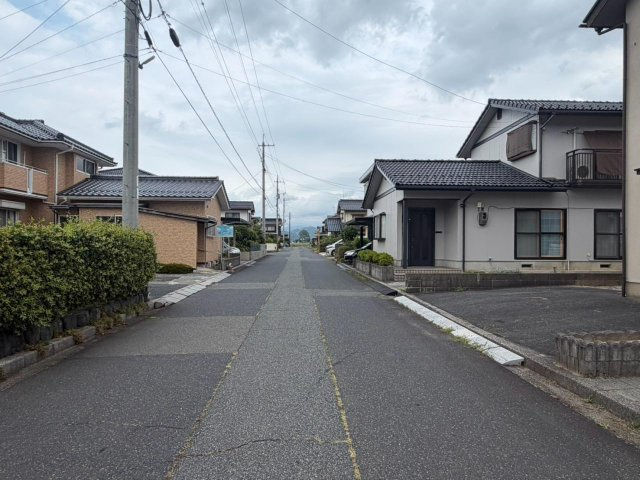 八頭郡八頭町宮谷中古戸建の前面道路含む現地写真
