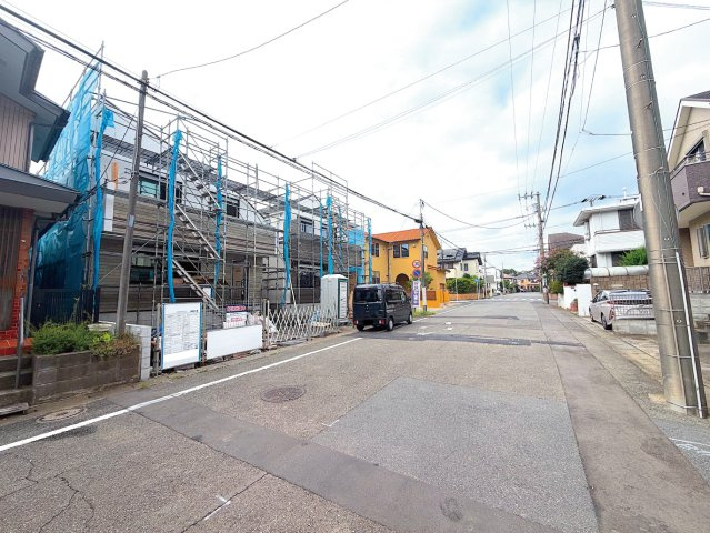 全2棟／カースペース並列2台可／住宅性能評価取得／旭区南希望が丘の前面道路含む現地写真