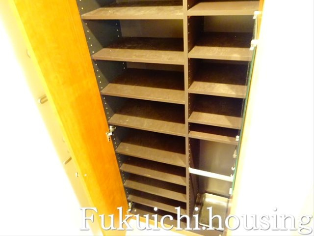 ベルヴュコート世田谷豪徳寺の玄関
