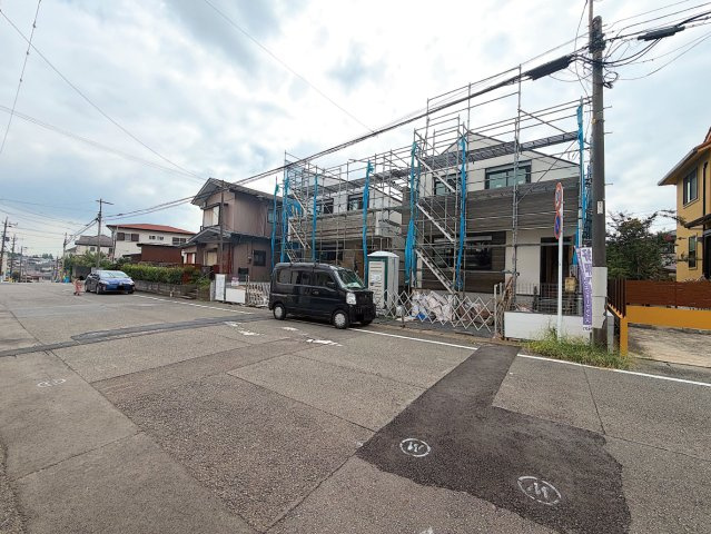 全2棟／カースペース並列2台可／住宅性能評価取得／旭区南希望が丘の前面道路含む現地写真