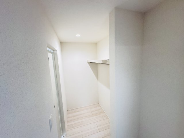 松戸市南花島１丁目新築戸建【上本郷第二小学校：5分】の収納|4.5帖和室・ウォークスルークローゼット