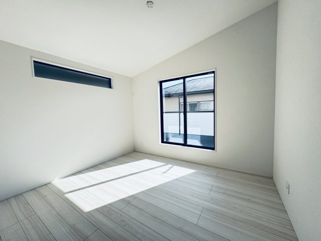 松戸市南花島１丁目新築戸建【上本郷第二小学校：5分】の寝室|7帖寝室・勾配天井・南側バルコニー前の明るいお部屋です♪