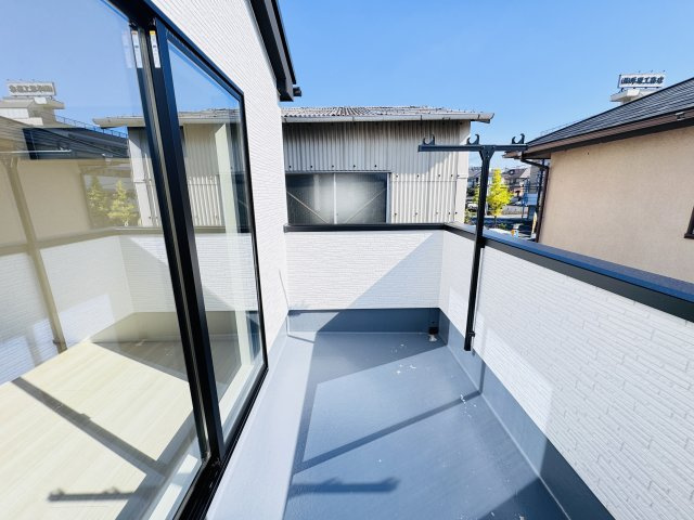 松戸市南花島１丁目新築戸建【上本郷第二小学校：5分】のバルコニー|寝室前南向きバルコニー・日当たり良好♪