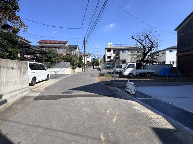 松戸市南花島１丁目新築戸建【上本郷第二小学校：5分】の前面道路含む現地写真|北側前面道路・幅員約5.1ｍ