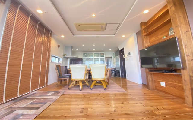 磯子区磯子5丁目　2世帯住宅の居間・リビング|リビングのフローリングは無垢材を使用しているので足元から木の温もりを感じる居心地の良い空間となっております。