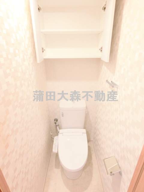 プレール・ドゥーク南六郷のトイレ|棚収納と温水暖房便座付きのトイレ