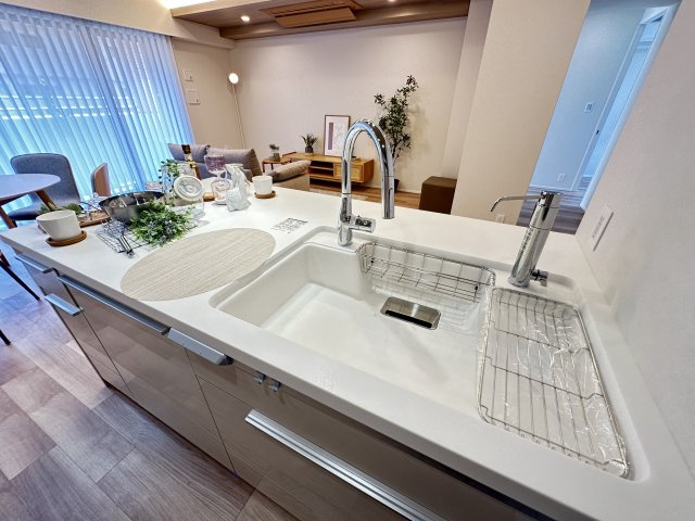 クレストフォルム横浜片倉町のキッチン|人気の人工大理石調のシンク。ワークトップとの一体とお手入れにしやすさが魅力的です。