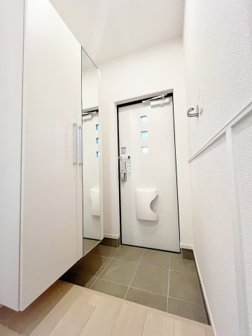 フルールドゥボヌールアオイの玄関