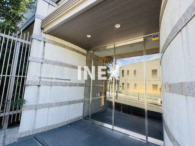 横浜市中区石川町２丁目の賃貸マンションのエントランス