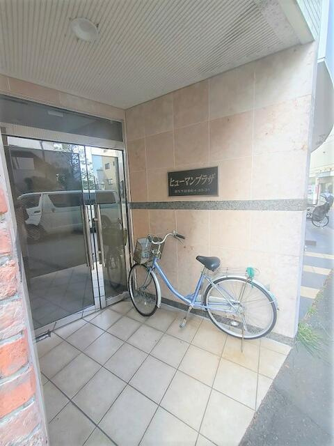 調布市国領町４丁目の賃貸マンションのエントランス