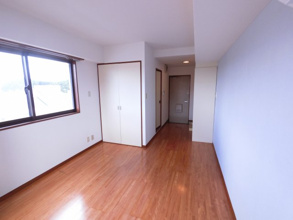 【寝室】 | ※角部屋の写真となります。