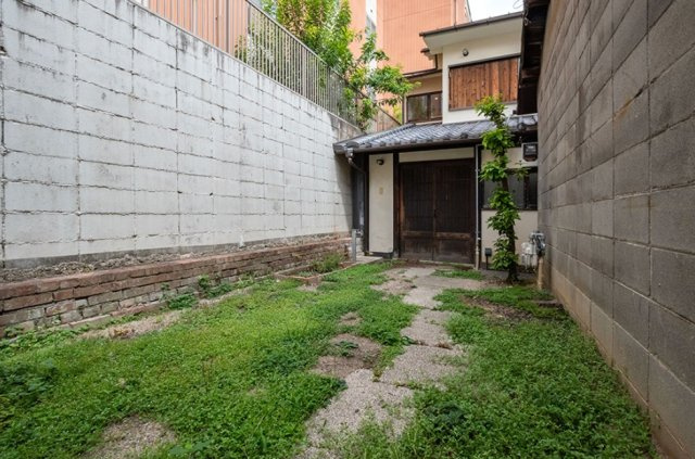 元本満寺町の外観