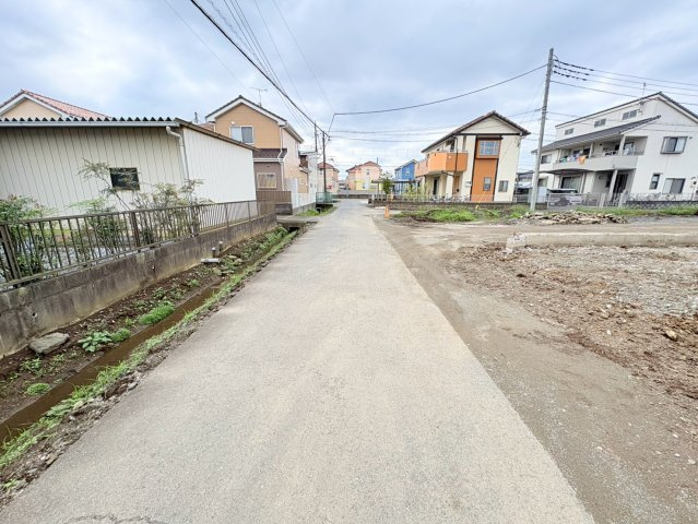 川越市小ケ谷　建築条件なし売地　JR川越線『西川越駅』徒歩14分　【今成小学区】の前面道路含む現地写真