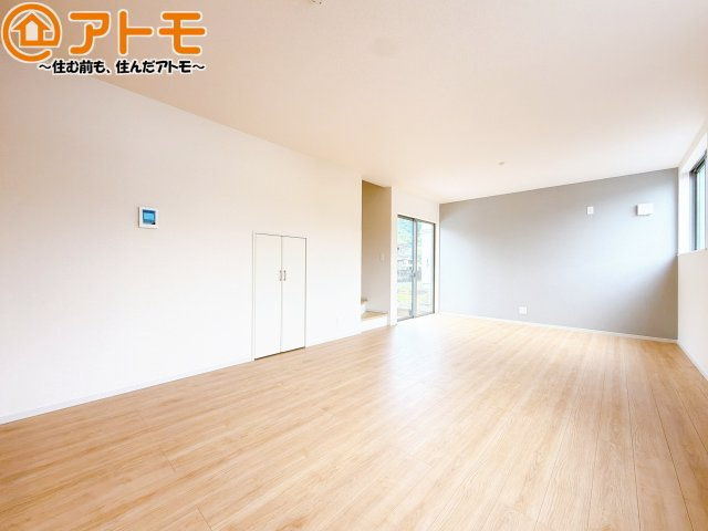 【居間・リビング】 | 葵区北二丁目12期　新築戸建　全1棟 | 日当たりのよいリビングは、一年を通してぽかぽかとしています。家族が自然と集まる空間になりそうですね♪