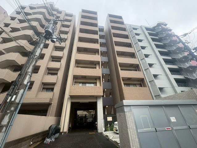 ドゥーエ江坂の外観