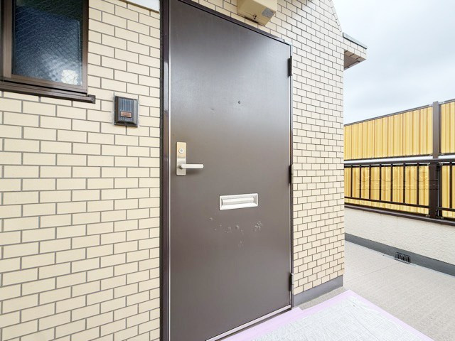 【その他共用部分】 | ハイタウン鵜の木 | 皆様をお迎えする、お部屋の玄関ドア。開けやすさや開放角度、ドアノブの操作しやすさや鍵の形状などを、現地で一度ご確認ください。～即日のご見学可能～　お問合せはお気軽にどうぞ。