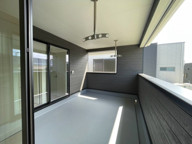 苫編新築戸建て(435-6)のバルコニー|広々としたインナーバルコニーとなっております！