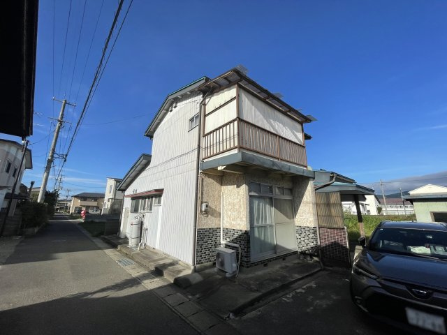 会津若松市材木町　中古戸建ての前面道路含む現地写真