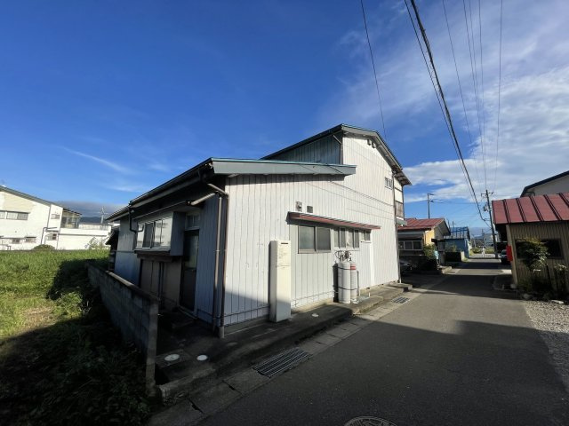 会津若松市材木町　中古戸建ての前面道路含む現地写真