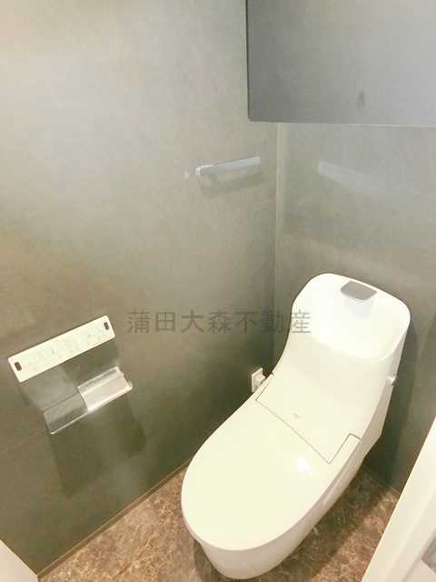 ロアール大森弐番館のトイレ|上部棚収納と温水洗浄便座付きのトイレ