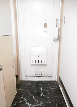 里村ビルの玄関