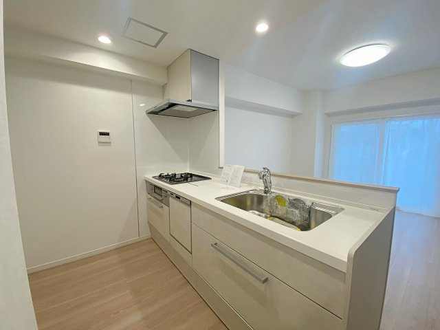蕨セントラルハイツのキッチン|使い勝手と美しさを追求して新規交換されたシステムキッチン。お料理がスムーズに捗るワイドな作業スペースを確保しており、毎日の家事をより快適で楽しい時間へと変えてくれます。