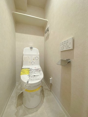 蕨セントラルハイツのトイレ|快適な温水洗浄便座機能を備え、綺麗に新規交換されたトイレ空間。清潔感のあるスタイリッシュな内装デザインで、ご家族はもちろん来客時にも心地よくご利用いただけます。