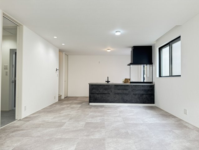 鶴甲２丁目戸建の居間・リビング|家族とコミュニケーションが取りやすいオープンキッチンリビング。料理中でも家族の様子が見え、会話がしやすくなります。小さなお子様がいる家庭にも安心です。