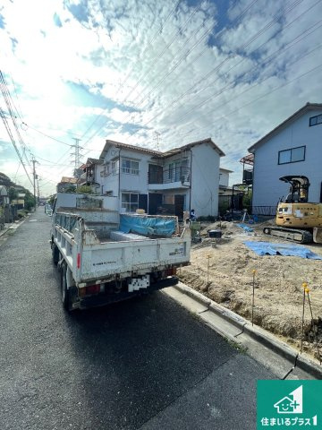 ■枚方市氷室台　第12期　新築一戸建ての前面道路含む現地写真|周辺は落ち着いた街並みの住宅地！子育てがしやすい住環境です！まだ未完成ですが、現地でしかわからない事もございます。是非一度ご覧ください。