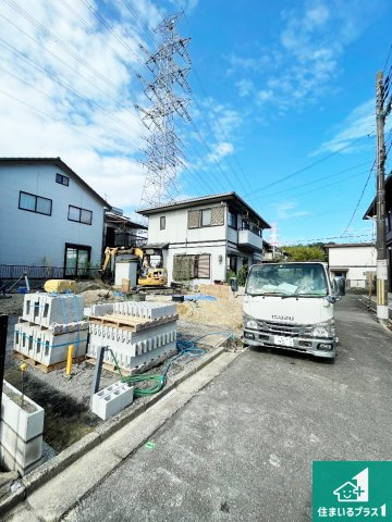 ■枚方市氷室台　第12期　新築一戸建ての前面道路含む現地写真|周辺は落ち着いた街並みの住宅地！子育てがしやすい住環境です！まだ未完成ですが、現地でしかわからない事もございます。是非一度ご覧ください。