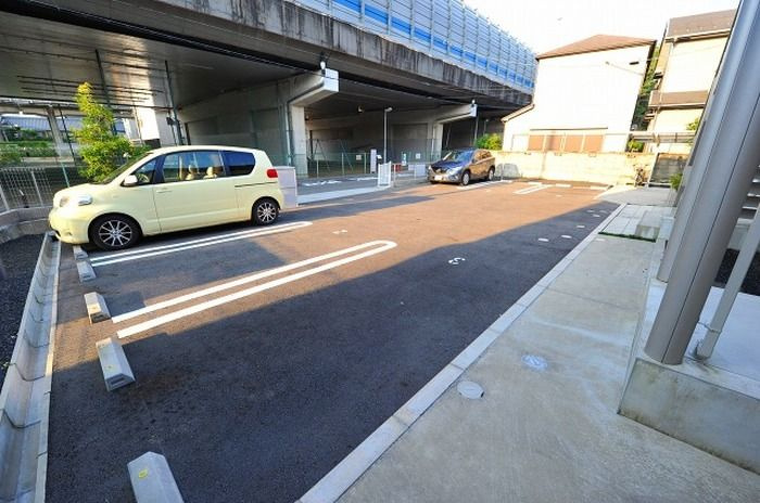キャトルセゾン瀬田西の駐車場