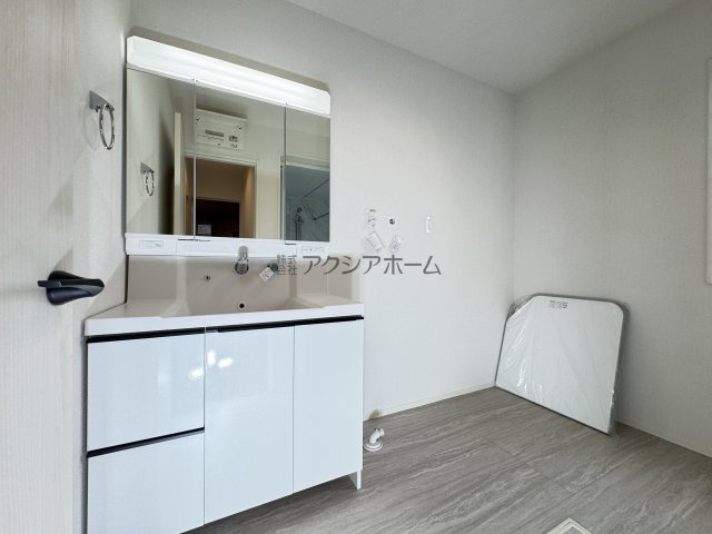 所沢市下安松・全7棟　新築一戸建　3号棟　～並列駐車2台可～の独立洗面台|シャンプードレッサー付洗面化粧台