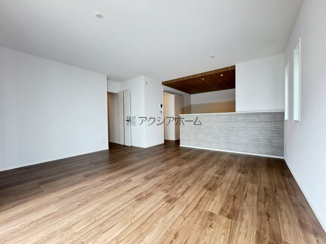 所沢市下安松・全7棟　新築一戸建　3号棟　～並列駐車2台可～の居間・リビング