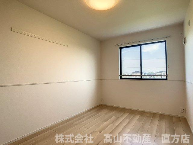 直方市大字感田のアパートの居間・リビング
