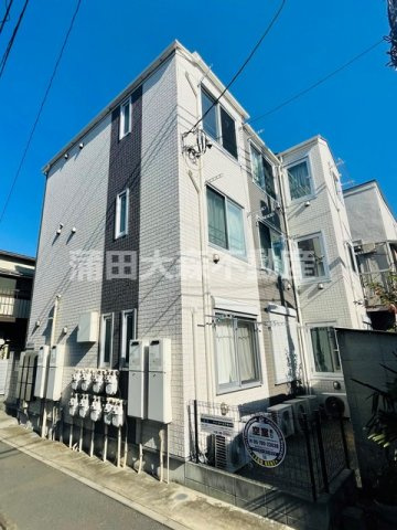 ベレッツァの外観|2013年8月築　木造地上3階建て総戸数9戸TVモニター付オートロック付賃貸アパート
JR京浜東北線蒲田駅徒歩16分、京浜急行本線雑色駅最寄り徒歩6分の
東京都大田区西六郷1丁目　