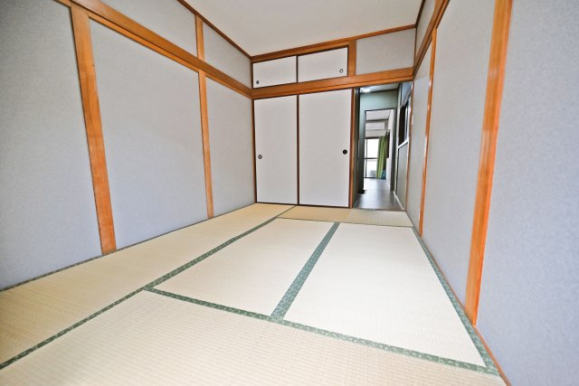 大阪市淀川区木川西1丁目中古一戸建て│2LDKの和室|和室
畳の香りとやわらかな感触に包まれ、ほっとできる空間です。