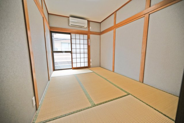 大阪市淀川区木川西1丁目中古一戸建て│2LDKの和室|和室ならではの使い勝手の良さがあり、来客対応やお子様の遊び場など幅広く活用できます。