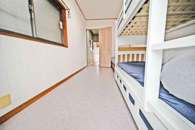 大阪市淀川区木川西1丁目中古一戸建て│2LDKの洋室|ライフスタイルに合わせてベッドや収納家具をレイアウトしやすい、使い勝手の良い造りです。