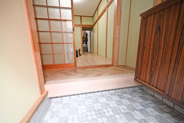 大阪市淀川区木川西1丁目中古一戸建て│2LDKの玄関|使いやすい広さの玄関で、毎日の出入りもスムーズ。お掃除もしやすく、きれいな状態を保ちやすい空間です。