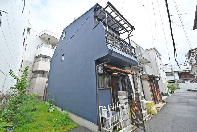 大阪市淀川区木川西1丁目中古一戸建て│2LDKの外観|ご不明な税金・諸費用についても丁寧にサポートいたします。現地見学で、住まいのイメージやご希望をぜひお聞かせください。