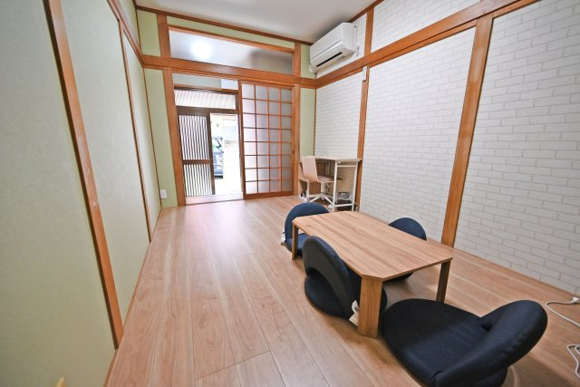 大阪市淀川区木川西1丁目中古一戸建て│2LDKの居間・リビング|廊下を極力設けず、居住スペースを広く確保した効率的な間取りです。玄関からリビングへ直接つながるため、空間を無駄なく活用できます。