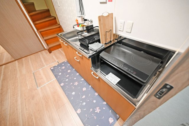 大阪市淀川区木川西1丁目中古一戸建て│2LDKのキッチン|壁付タイプのキッチンで作業に集中できるので、毎日の調理も快適に行えます。