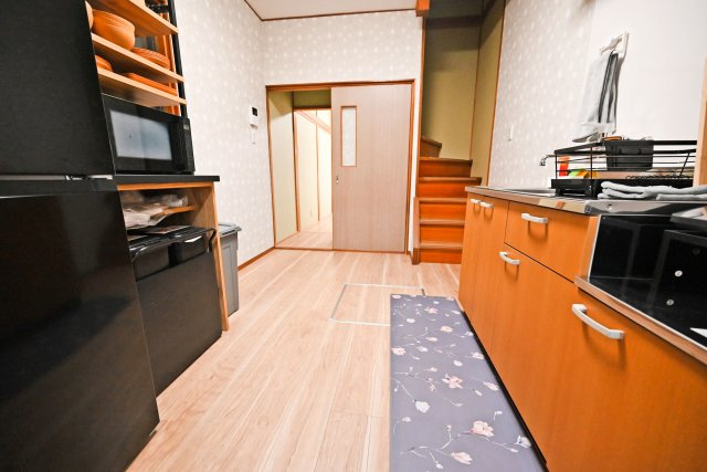 大阪市淀川区木川西1丁目中古一戸建て│2LDKのキッチン|背面スペースがしっかり確保されているので、家電や収納家具を置いても余裕があり、作業効率も高まります。
