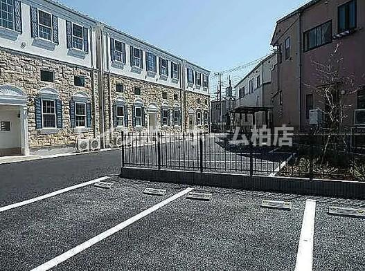 特典：仲介手数料が無料です!!の駐車場|車をお持ちの方に嬉しい駐車場付きの物件です